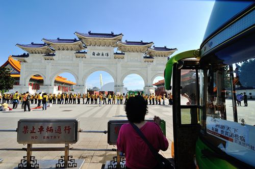 自由廣場的欄杆二側-園丁 攝